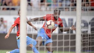 Gnohere - omul, artistul, fotbalistul. "Jocul lui e ca un strigăt melodios al unei voci de culoare dintr-o trupă de jazz". Caramavrov scrie despre FCSB - Hajduk Split