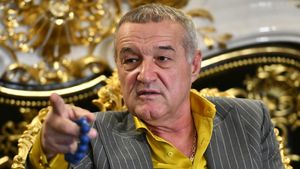 Gigi Becali anunță cele 5 transferuri pe care le face la FCSB! Pe ce posturi joacă fotbaliștii care semnează cu formația roș-albastră: „Atât văd eu ca să întărim echipa” | VIDEO