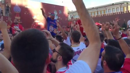 VIDEO | "Kosovo e Serbia, Crimeea e Rusia!". Politicul se amestecă în fotbal la Cupa Mondială, chiar în fața Kremlinului

