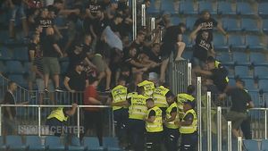 VIDEO | Bătaie între dinamoviști și olteni pe "Ion Oblemenco"! Fanii "câinilor" au sărit gardul: a fost nevoie de intervenția Jandarmeriei