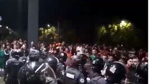 Ultrașii lui Dinamo s-au dus peste jucătorii lui Dusan Uhrin! „Câinii”, amenințați după eșecul cu U Cluj. „Dacă ne băgați în B, vă rupem picioarele!” | VIDEO
