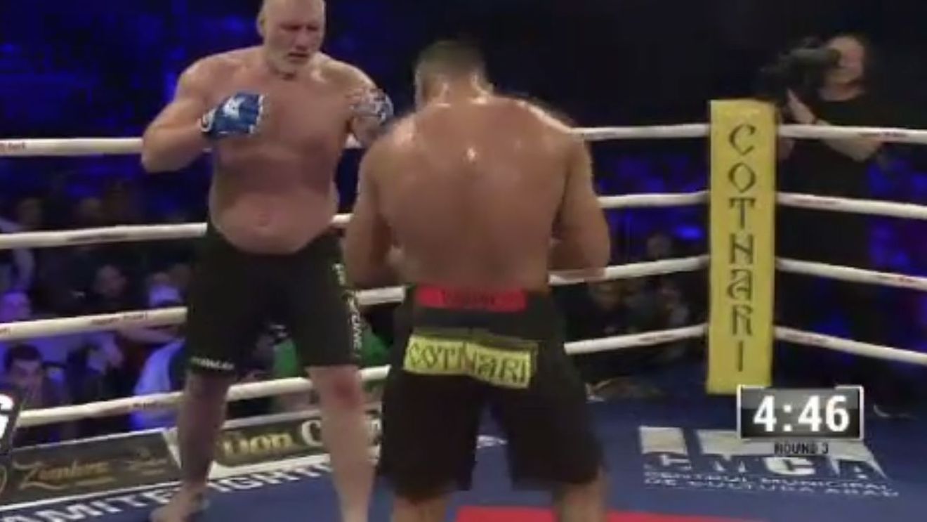 În formă la 45 de ani! Motivat de soție cu un pupic, Tolea l-a ”distrus” pe Lambagiu într-un meci cu reguli de MMA