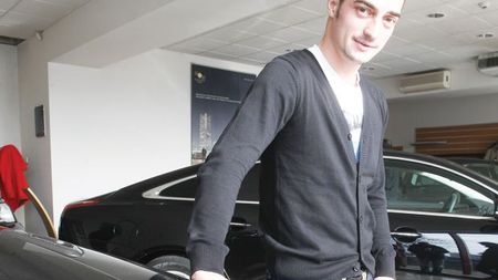 Dinamo va semna azi cu înlocuitorul lui 'Țucugol', dar mai caută întăriri:** "Avem Rover, dar mai vrem un Kawasaki și un Mitsubishi!" Atacantul e rapidist de mic
