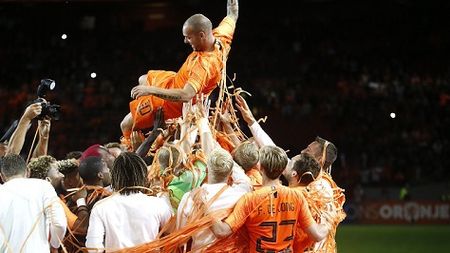 Atât de mult își respectă olandezii legendele! Seară magică pentru unul dintre cei mai mari: Sneijder s-a despărțit de "portocala mecanică" după 15 ani, 134 de meciuri și 31 de goluri. FOTO 