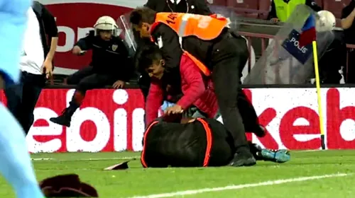 VIDEO&FOTO: Scene de coșmar în Turcia, la Trabzonspor – Fenerbahce. Suporterii au intrat pe teren și l-au bătut pe arbitru