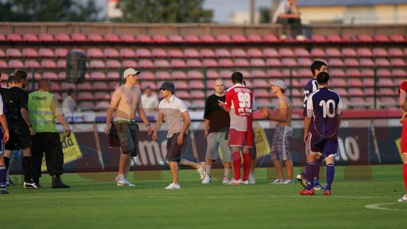 Fanii câinilor au băgat spaima în jucători!**