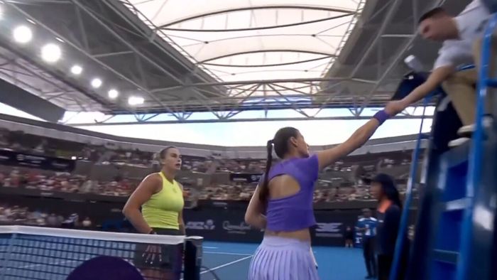 Gestul Arynei Sabalenka în momentul strângerii de mână cu Sorana Cîrstea, la fileu! Liderul WTA a avut o reacție elocventă la Brisbane. VIDEO