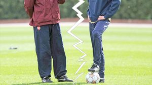 Ceartă pe schimbări!** Van Persie a "sărit la gâtul" lui Wenger pentru modul în care a gestionat partida cu United