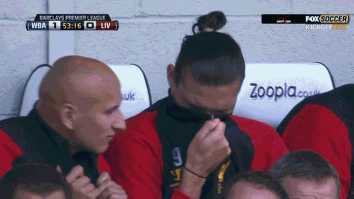VIDEO AMUZANT! Moment de "groază" pe banca lui Liverpool!** Un jucător a "stricat aerul!" Trebuie să le vezi fața lui Carroll&Co :))
