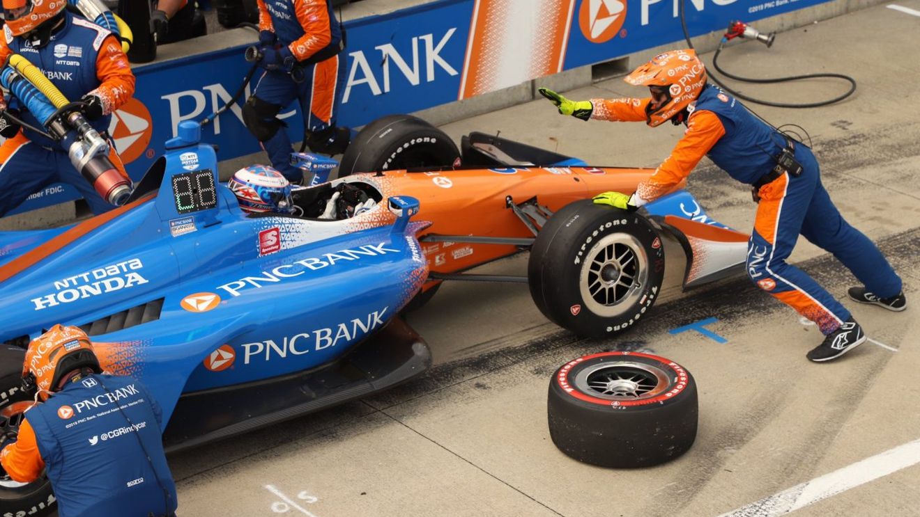 S-a reluat sezonul de IndyCar! Victorie pentru Scott Dixon, care a condus 157 din cele 200 de tururi, într-o cursă fără spectatori pe "ovalul" din Texas