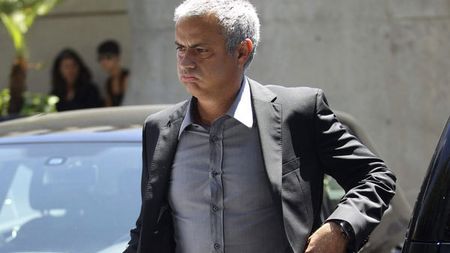 Fostul antrenor al lui Petrescu l-a făcut praf pe Mourinho:** "E mediocru, a îngreunat evoluția fotbalului!" Portughezul a replicat tăios: "Cine e ăsta? O să-l caut pe Google"