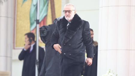 Cum a reacționat Gigi Becali la intrarea în Catedrala Mântuirii Neamului. S-a întors direct spre camere şi a făcut gestul pentru a fi văzut de toată România