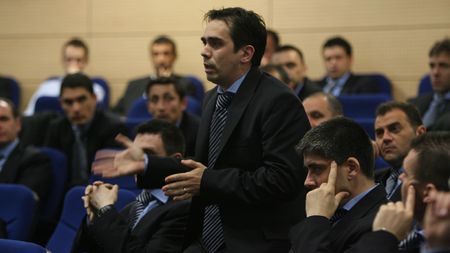 Circ la teste!** Mai mulți arbitri din Liga I au aflat înaintea examenului teoretic subiectele!