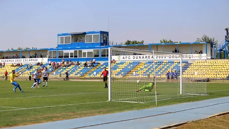 Stadionul din Călărași va beneficia în curând de nocturnă. Lucrările continuă, iar primul stâlp al instalației a fost montat | FOTO și VIDEO