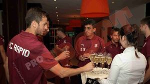 FOTO** Petrecere mare în cantonamentul Rapidului!** Cum au sărbătorit Pancu&Co 88 de ani de existență