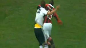 VIDEO - Balotelli nu a văzut asta venind! **"Super Mario" a fost PĂ‚LMUIT de un adversar, când arbitrul nu se uita!** Reacția milanezului e GENIALĂ‚: