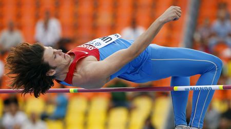 Săritură de vis! Rusul Ukhov, 2,38 m la înălțime, lider mondial al sezonului de sală