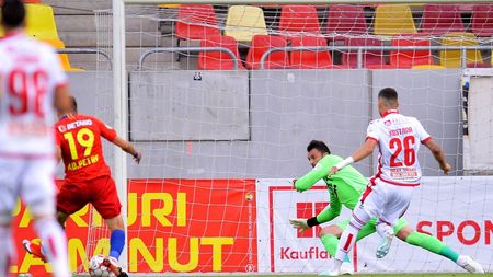 Apărarea dinamovistă, umilită în primul minut al derby-ului cu FCSB! Adrian Petre intră în istoria roș-albaștrilor cu un gol după o fază superbă | FOTO