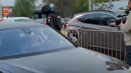 Mașina fotbalistului de la Rapid, controlată la sânge la intrarea în stadion! Pentru jandarmi nu a contat cine era la volan