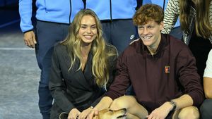 Îl forțează pe Jannik Sinner să o ia de soție, după lovitura financiară de la Turneul Campionilor? Gestul Lailei Hasanovic i-a enervat pe fani: „La fel a procedat și cu Mick Schumacher”. FOTO 