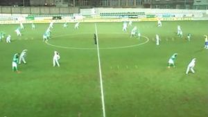 VIDEO Te uiți și nu înțelegi nimic!** Cea mai stranie întâmplare văzută vreodată pe un teren de fotbal!