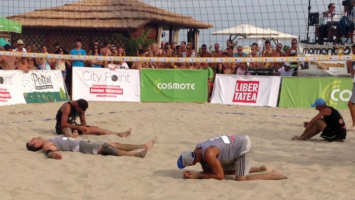 IMAGINEA ZILEI | Nu este o imagine din Fâșia Gaza și nici nu a fost vreun atac terorist la malul Mării Negre. De vină este epuizarea, la capătul meciului pentru bronz la CN de volei pe plajă