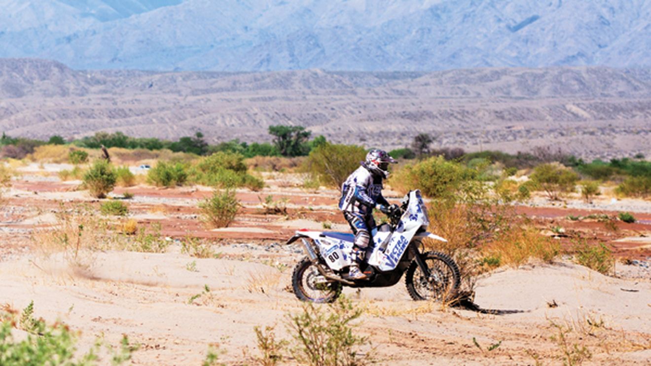 La trântă cu deșertul!** Butuza: "Urcăm dune de nisip mari cât munții din România!"