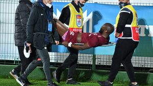 Mike Cestor s-a operat după accidentarea „horror” suferită în partida cu FC Voluntari. Fotografia, de pe patul de spital, care arată starea de spirit a jucătorului de la CFR Cluj | FOTO