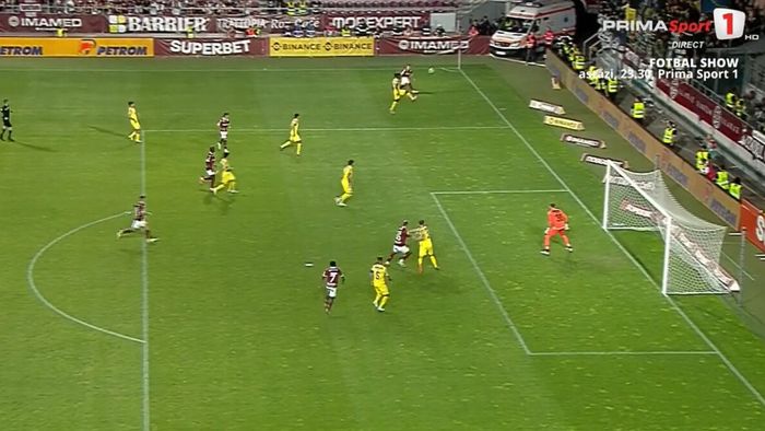 Fază controversată de arbitraj în prima repriză din Rapid - Petrolul! Giuleștenii au marcat prin Funsho, dar golul a fost anulat pentru un fault în atac, în urma unui duel aerian destul de echilibrat care l-a avut pe Dugandzic în prim-plan | VIDEO