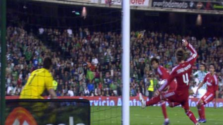 Real Madrid câștigă cu scandal meciul cu Betis!** Două 11m neacordate la hențurile lui Xabi Alonso și Sergio Ramos
