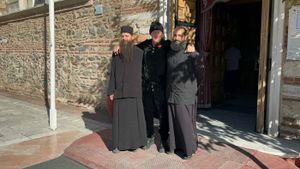 Gigi Becali a intrat în direct de la Techirghiol. Ce face miliardarul, cu călugării, pe câmp: „Apoi, nămol”