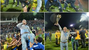 GALERIE FOTO | Momente incredibile la Iași. Becali, purtat pe brațe de jucătorii Stelei! Patronul roș-albaștrilor a "confiscat" trofeul acordat campioanei