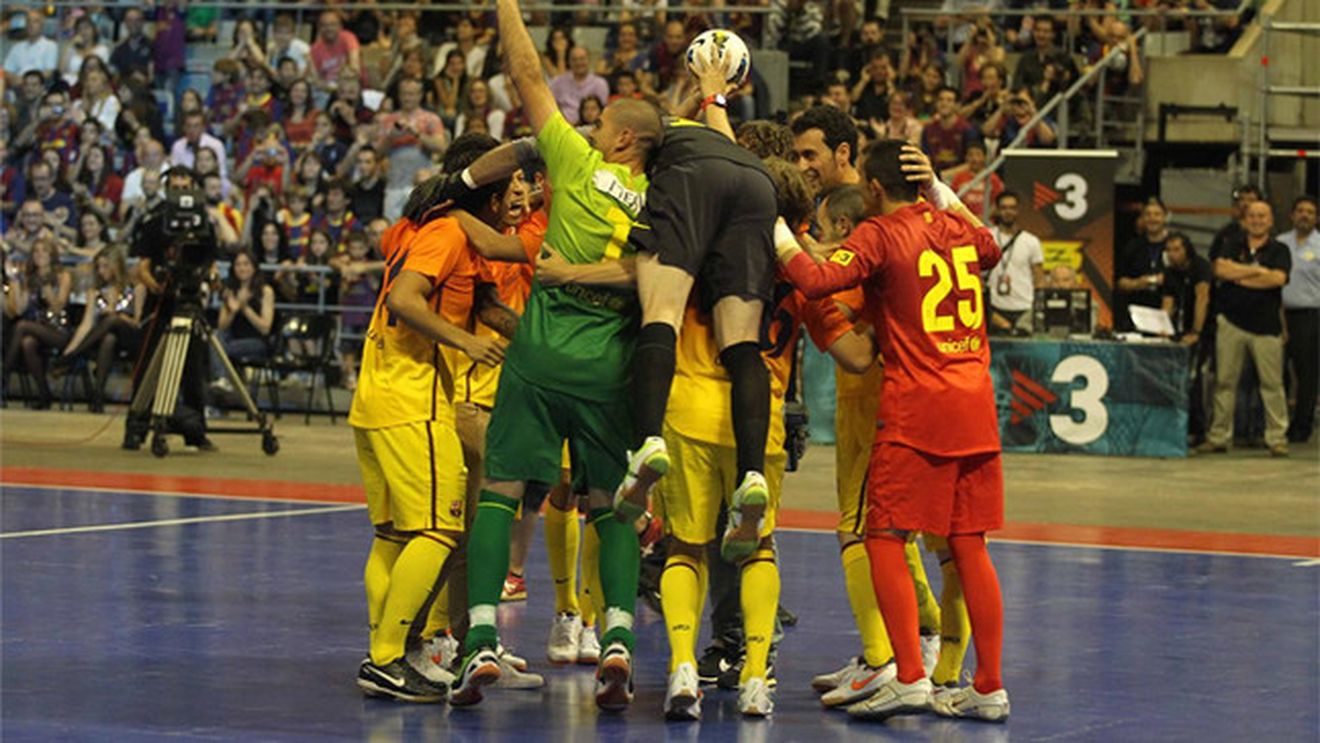 Barcelona, așa cum nu ai mai văzut-o! Valdes poate juca ORICÃ‚ND atacant: gol și trei pase decisive! FANTASTIC: Barca lui Pep - Barca lui Tito 8-8 VIDEO