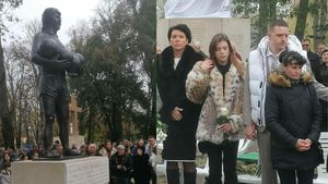 Imagini emoționante de la inaugurarea statuii lui Helmut Duckadam! Cine a fost prezent din partea FCSB