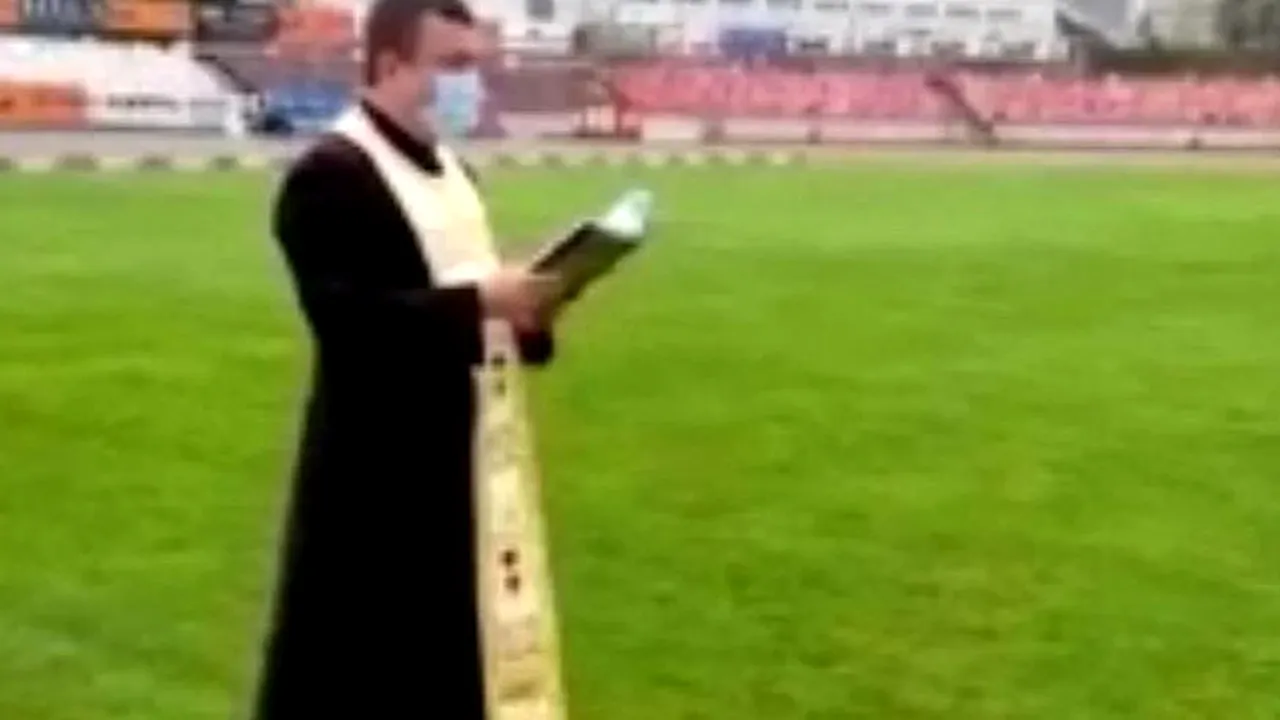 Așa speră să scape de retrogradare! Dinamoviștii au chemat preotul în „Ștefan cel Mare”. Slujbă religioasă pe teren și la vestiare | FOTO
