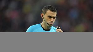Măcelăriți de Hațegan! Craiovenii au luptat contra lui Dinamo și contra arbitrului pentru un loc în semifinalele Cupei. Cum a judecat centralul cele mai importante faze


