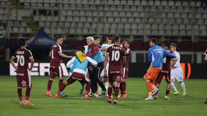 În Liga 1, cine își apără corect șansele e pus la zid. Rapidiștii, revoltați că oltenii n-au lăsat-o moale în Giulești. Bergodi: "Se pare că au ceva cu noi"


