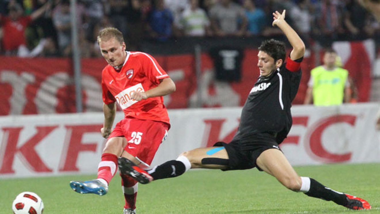 Țară, țară, vrem fundași! "Să ai de ales între Scarlatache și Homei e de un sadism grotesc "