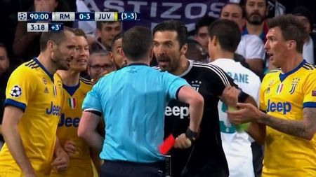 Umbră peste o carieră genială! FOTO | Seara în care nervii lui "Gigi" au cedat! Buffon și-a văzut visul spulberat din nou, nu a mai rezistat și a fost eliminat pentru prima dată în carieră într-un meci din Liga Campionilor