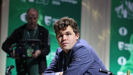 Nu e nicio glumă! Campionul norvegian Magnus Carlsen, dat afară de la Campionatul Mondial de Şah dintr-un motiv incredibil!