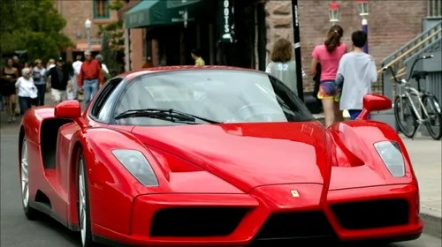 FOTO Cât de nebun să fii?** Un om de afaceri și-a lăsat super-car-ul, un Ferrari Enzo, să „putrezească” pe străzile din Dubai