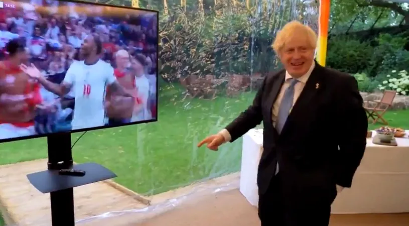 Premierul Boris Johnson a urmărit cu entuziasm Anglia - Germania! Cum a reacționat la golurile marcate de Sterling și Kane | VIDEO