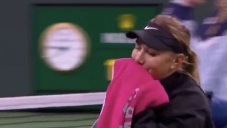 Zi incredibilă la Indian Wells! După ce a fost abandonată de Darren Cahill, Amanda Anisimova a început și ea să plângă și a a ieșit de pe teren sfidând regulamentul: „Gata, s-a terminat!" VIDEO