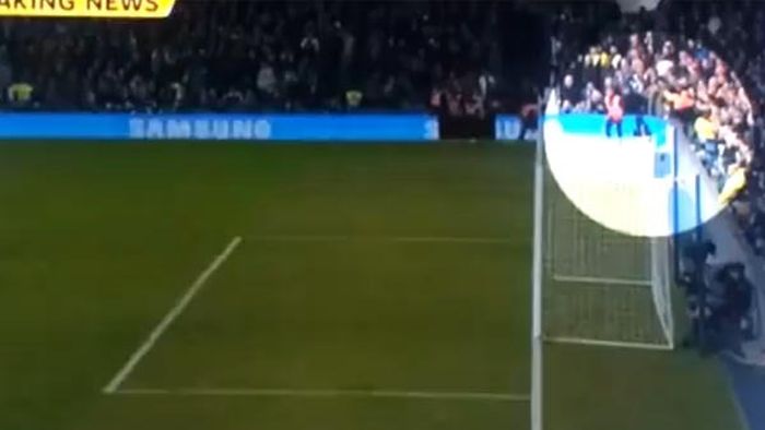 VIDEO NEBUN** Golul din offside al lui Chicharito a aruncat în aer Stamford Bridge! Fanii au aruncat un steward din peluză