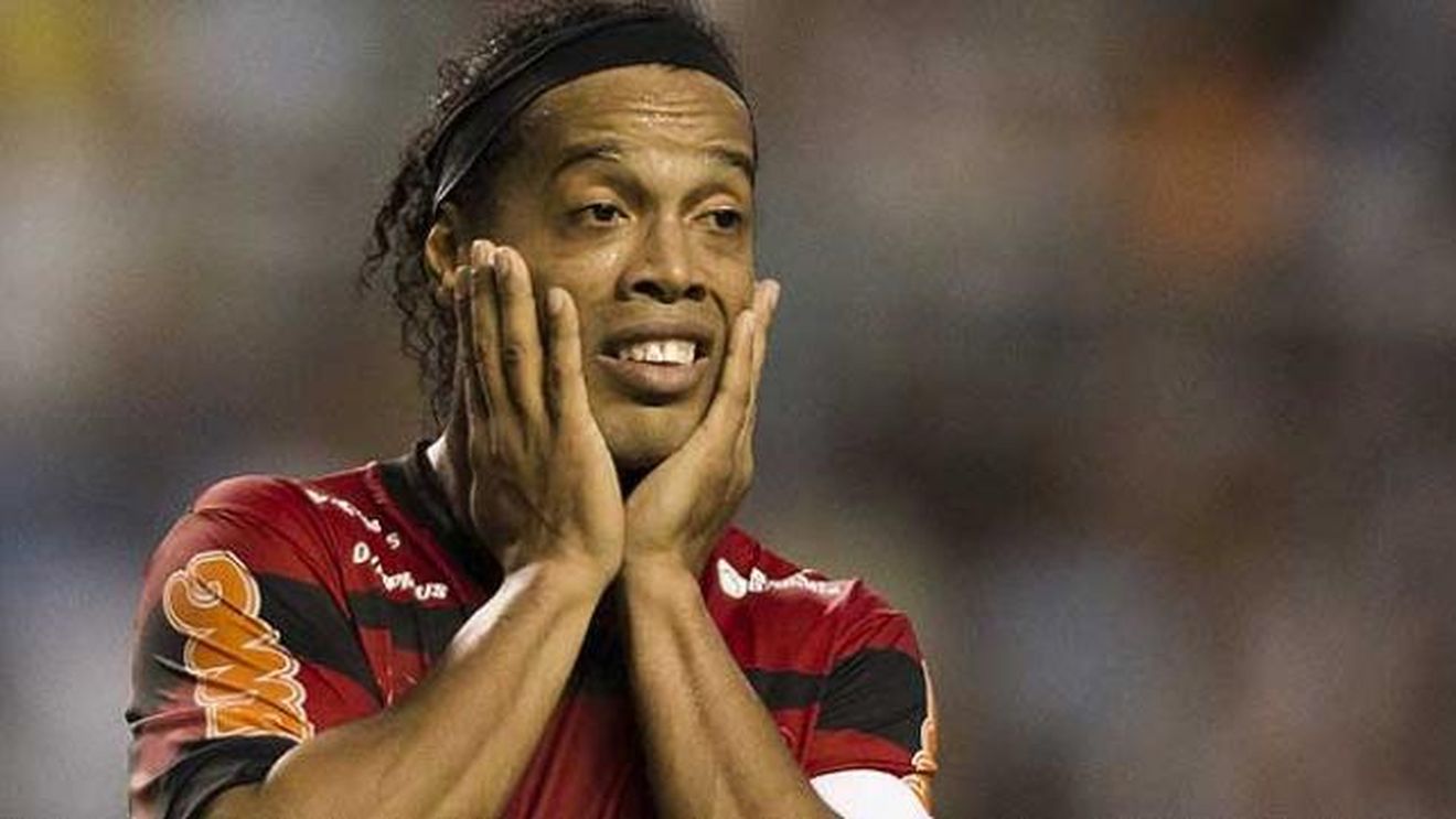Ce TRANSFER a reușit Rapidul!** VIDEO GENIAL: I-a ascuns mingea lui Ronaldinho, apoi i-a dat "urechi"! 'Dințosul' n-a înțeles nimic din acest dribling