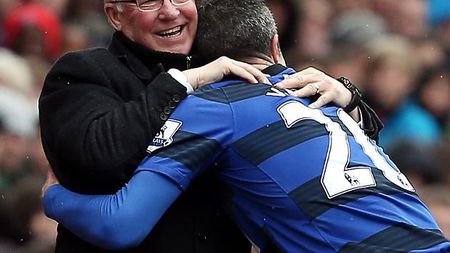 „Aproape m-a ucis cu îmbrățișarea asta!" Ferguson s-a bucurat ca un copil la golul lui Robin van Persie!
