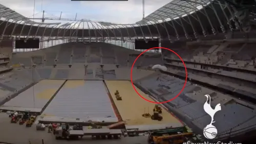 Nebunia care a luat prin surprindere clubul Tottenham. Un bărbat din Londra a intrat cu parașuta pe stadion | VIDEO