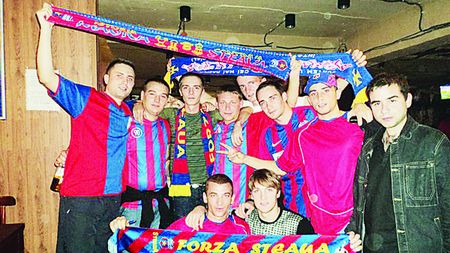 Se face podul de flori "roș-albaștre":** "Din Chișinău suntem, Steaua susținem!"