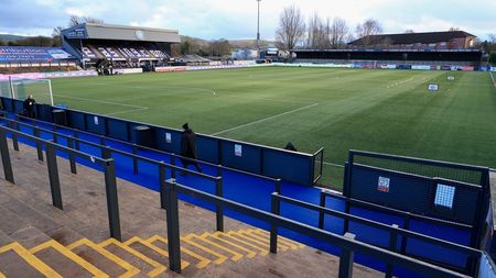 Au dat foc stadionului echipei de fotbal. Pompierii au fost chemați de urgență: incendiul a fost provocat intenționat!