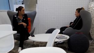 Cea mai bună prietenă din tenis a Simonei Halep a furat toate privirile, după ce mers cu copilul la primul turneu din 2024. VIDEO